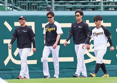 　ウオーミングアップを始める（左から）村上、大竹、門別、伊原（撮影・立川洋一郎）