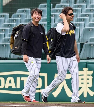 　練習を終えて引き揚げる村上（左）と大竹（撮影・立川洋一郎）