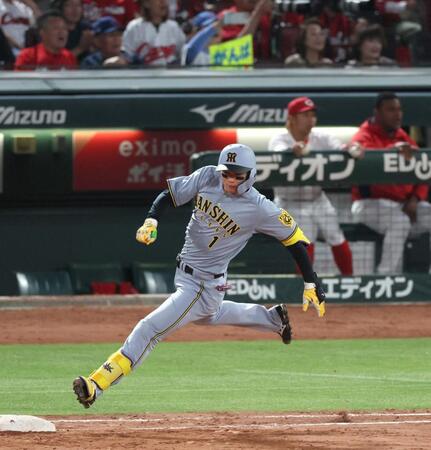 　５回、矢野が打球を落球し、一塁へ向かう森下（撮影・北村雅宏）