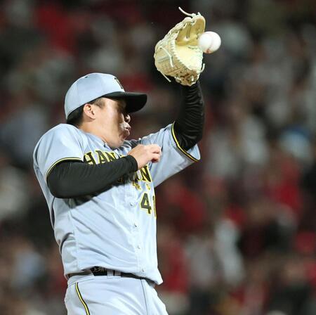 　６回、小園の打球を好捕する村上（撮影・田中太一）