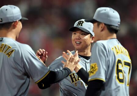 　６回を無失点に抑え、森下ら野手陣を迎える村上（撮影・田中太一）