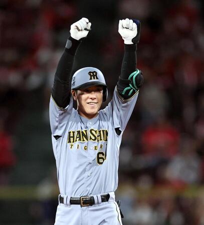 　９回、適時二塁打を放ち両手を挙げて喜ぶ豊田（撮影・田中太一）