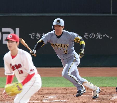 　５回、同点となる適時打を放つ近本（撮影・北村雅宏）