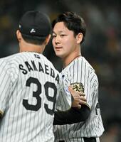 　９回を投げ終えベンチに戻る木下（右）（撮影・西田忠信）