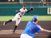 　１回、牧から空振り三振を奪うデュプランティエ（撮影・立川洋一郎）