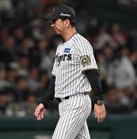 　７回を終え、選手交代を告げた藤川監督（撮影・西田忠信）