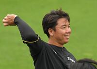 　登板へ向け調整する村上（撮影・飯室逸平）