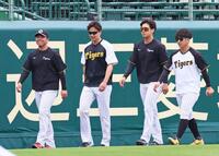 　ウオーミングアップを始める（左から）村上、大竹、門別、伊原（撮影・立川洋一郎）