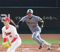 　５回、同点となる適時打を放つ近本（撮影・北村雅宏）