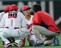 　５回、森下の打球を追ってファビアンと交錯した矢野（撮影・田中太一）