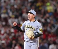 　７回、末包を空振り三振に斬り、吼える村上（撮影・市尻達拡）