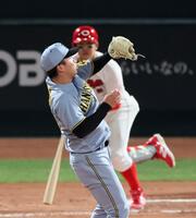 　６回、小園の強烈な打球をキャッチする村上（撮影・北村雅宏）