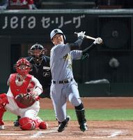 　９回、適時二塁打を放つ豊田（撮影・北村雅宏）