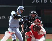 　５回、中前打を放つ中野（撮影・北村雅宏）