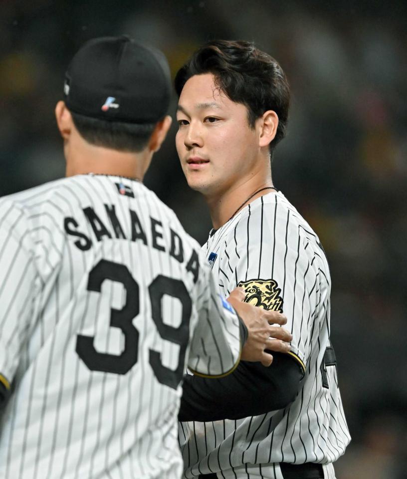 　９回を投げ終えベンチに戻る木下（右）（撮影・西田忠信）