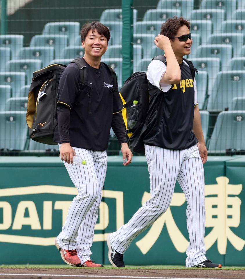 　練習を終えて引き揚げる村上（左）と大竹（撮影・立川洋一郎）