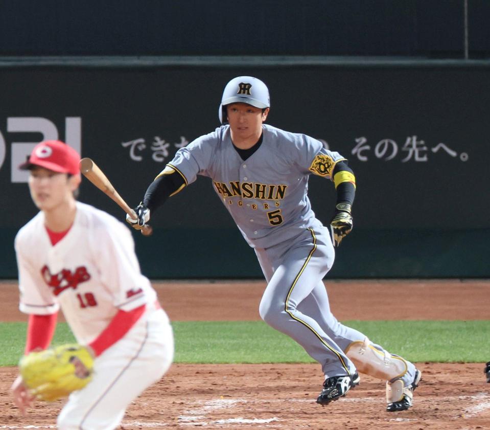 　５回、同点となる適時打を放つ近本（撮影・北村雅宏）