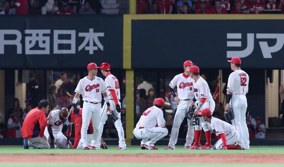 　５回、交錯したファビアンと矢野を心配そうに見つめるチームメートら（撮影・市尻達拡）