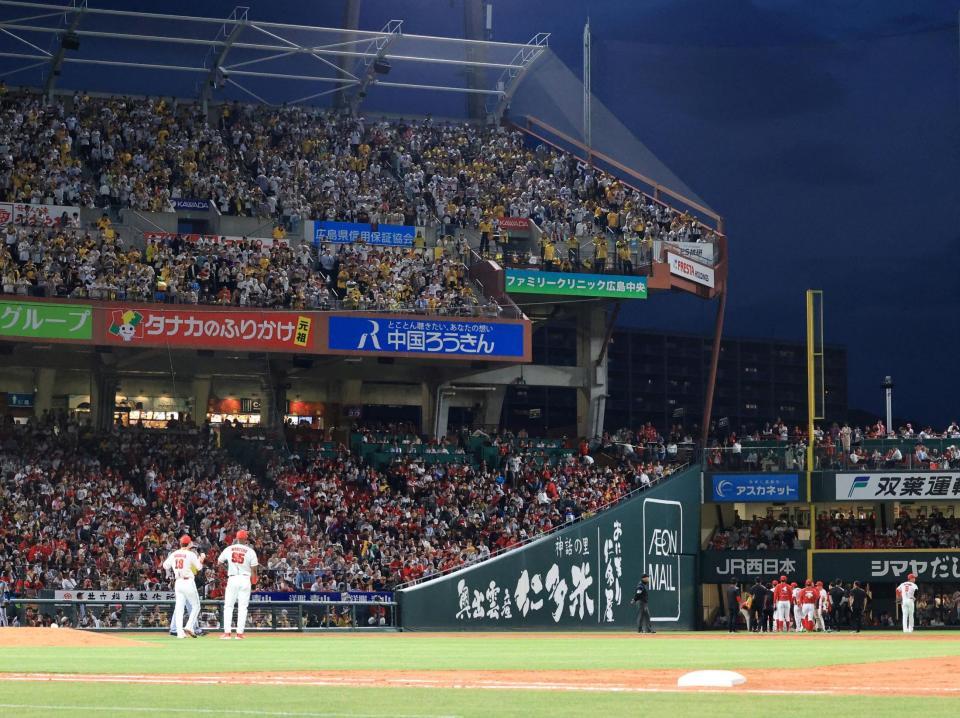 　５回、ファビアンと矢野が交錯した後、「ファビアンコール」をする左翼席の虎党（撮影・市尻達拡）