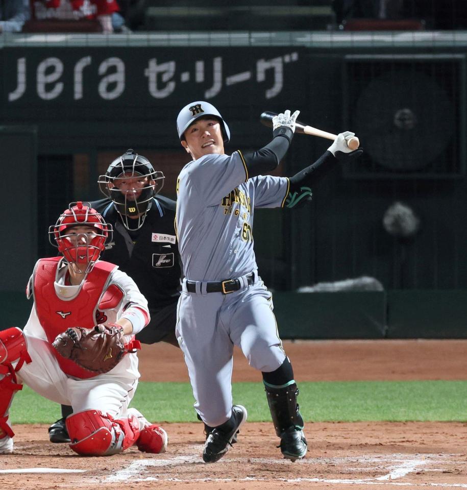 　９回、適時二塁打を放つ豊田（撮影・北村雅宏）