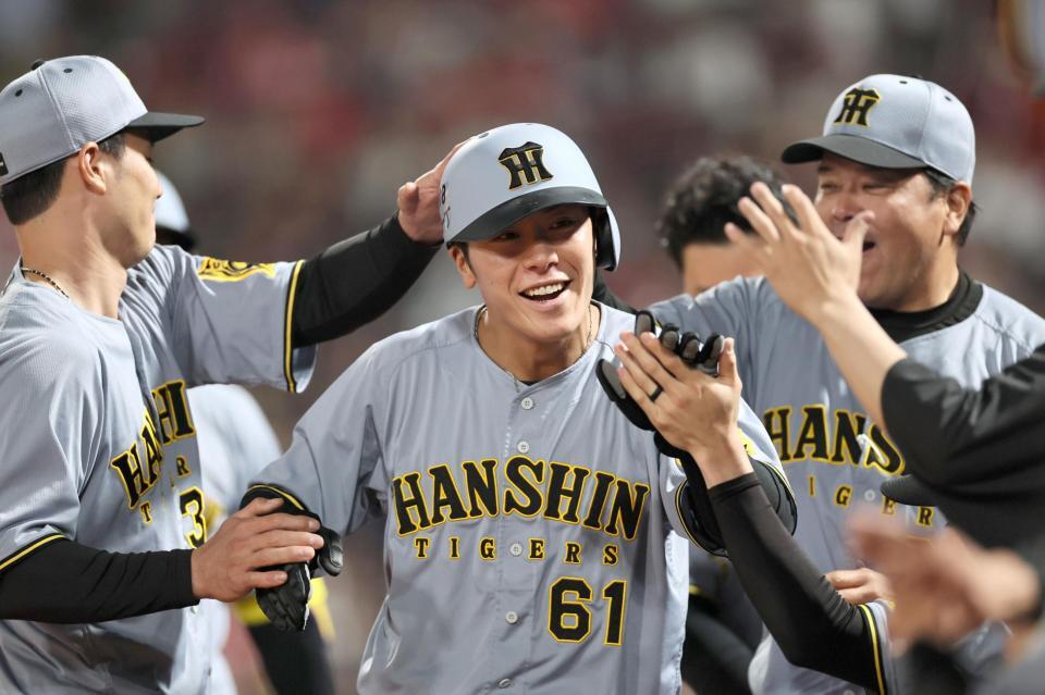 　９回、適時二塁打を放った豊田はナインらに祝福される（撮影・田中太一）