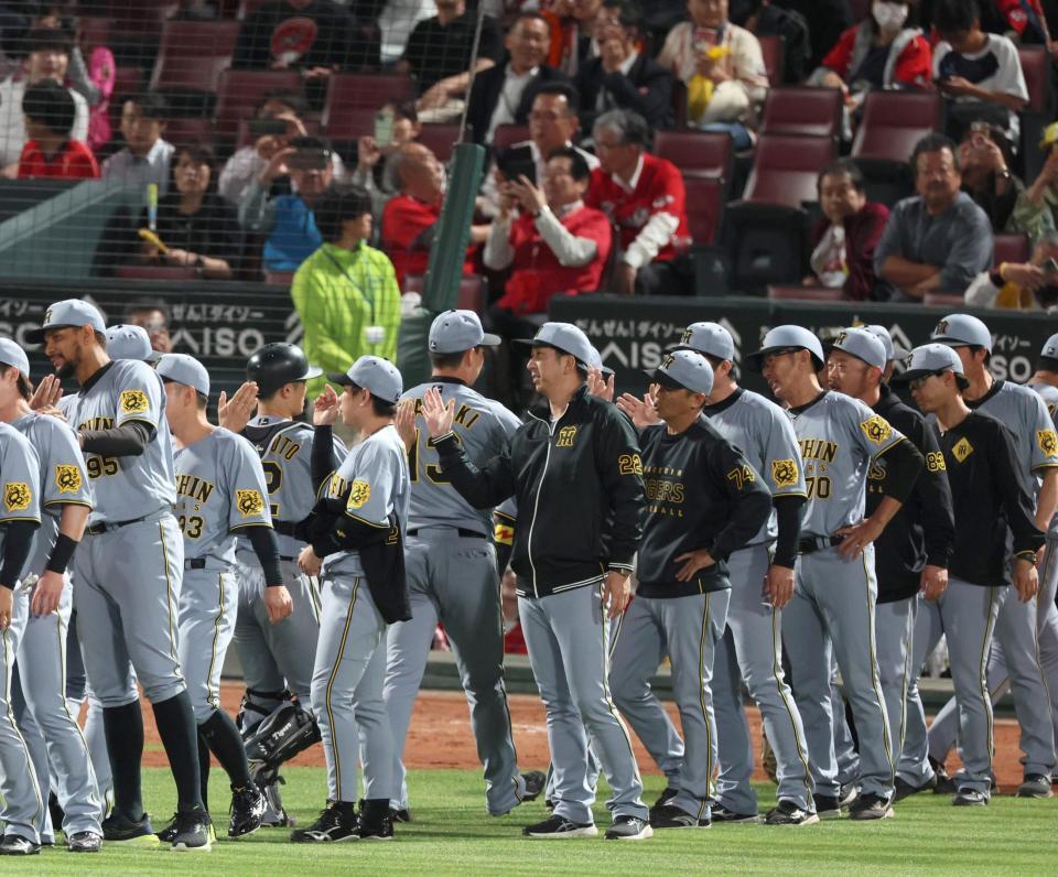 　広島に勝利し、ナインを迎える藤川監督（中央）＝撮影・北村雅宏