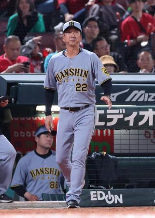 　８回の守備を前に、選手交代を告げる藤川監督（撮影・市尻達拡）