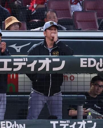 　５回、戦況を見つめる藤川監督（撮影・市尻達拡）