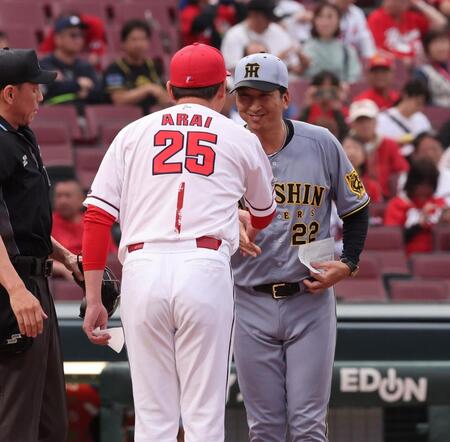 　笑顔で新井監督と握手をする藤川監督（撮影・市尻達拡）