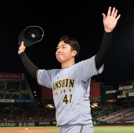 　お立ち台で手を振る村上（撮影・田中太一）