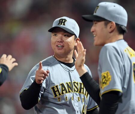 　６回を無失点に抑え、笑顔でベンチへ戻る村上（撮影・田中太一）