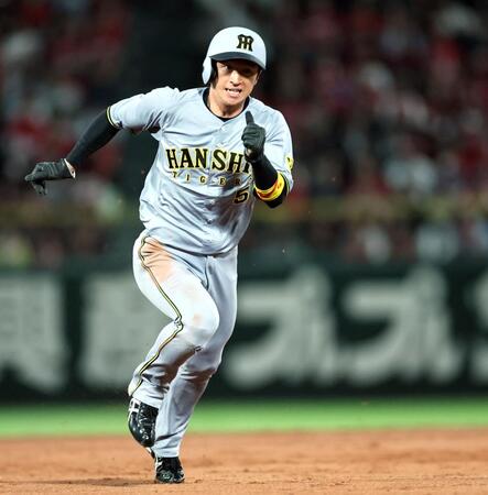 　５回、中野の安打で三塁へ走る近本（撮影・田中太一）