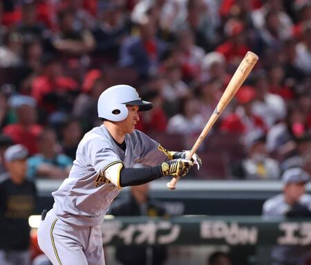 　５回、中前タイムリーを放つ近本（撮影・市尻達拡）