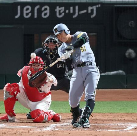 　９回、適時二塁打を放つ豊田（撮影・北村雅宏）