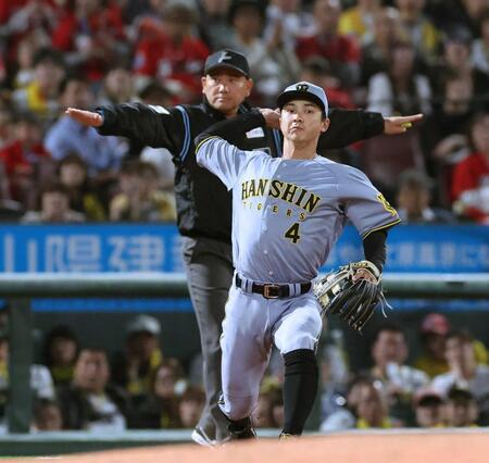 　８回、矢野の打球を三ゴロとする熊谷（撮影・市尻達拡）