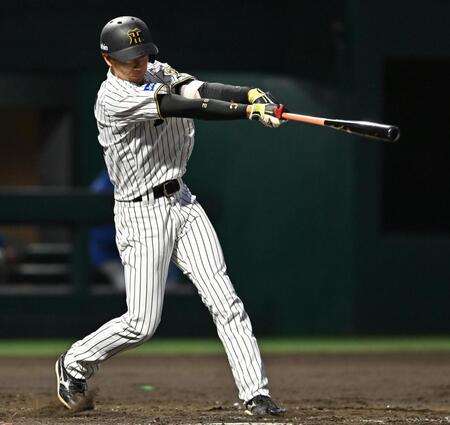 　４回、適時打を放つ山田（撮影・西田忠信）