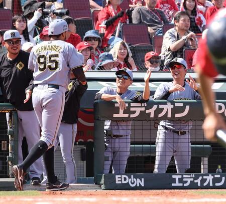 　５回、先制の本塁を駆け抜けたヘルナンデスを、笑顔で出迎える藤川監督（撮影・市尻達拡）