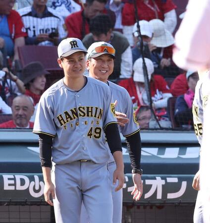 　勝利投手となり、ナインを出迎える大竹と藤川監督（撮影・市尻達拡）