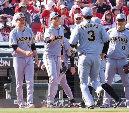 　８回、好守を見せた熊谷を出迎える湯浅と大竹（撮影・市尻達拡）