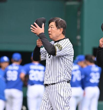 　中日に敗れ、グラウンドを引き揚げる平田２軍監督（撮影・西田忠信）