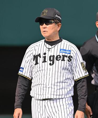 　８回を終え、選手交代を告げた平田２軍監督（撮影・西田忠信）