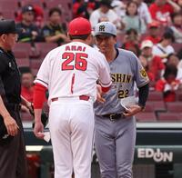 　笑顔で新井監督と握手をする藤川監督（撮影・市尻達拡）