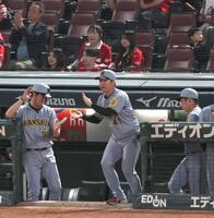 　勝利を挙げ、ベンチを飛び出す村上（中央）＝撮影・北村雅宏