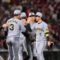 　試合を終え、ナインと笑顔でタッチを交わす近本（撮影・市尻達拡）