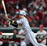 　５回、適時打を放つ近本（撮影・田中太一）