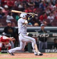 　５回、中前タイムリーを放つ近本（撮影・市尻達拡）