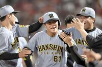 　９回、適時二塁打を放った豊田はナインらに祝福される（撮影・田中太一）