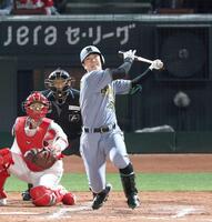 　９回、適時二塁打を放つ豊田（撮影・北村雅宏）