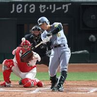 　９回、適時二塁打を放つ豊田（撮影・北村雅宏）