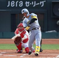 　４回、左前打を放つ森下（撮影・北村雅宏）